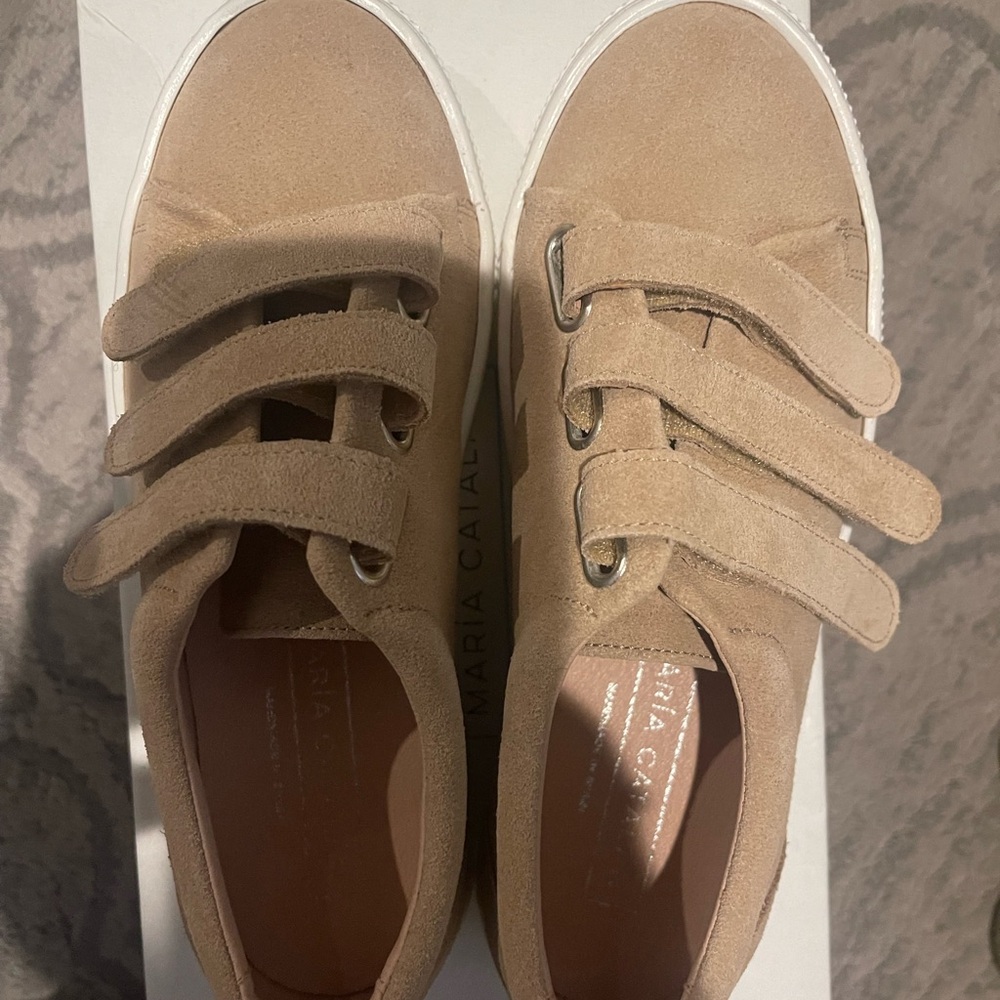 Maria Catalan boys tan suede shoe with Velcro -size 34